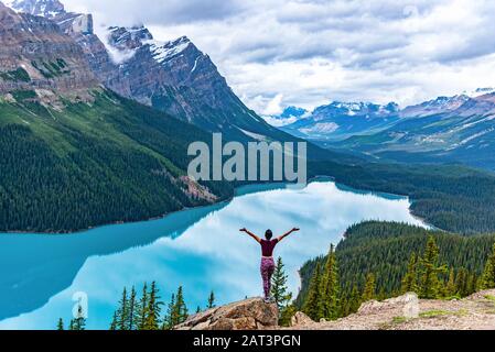 Frau mit Blick auf Peyto Lake, Alberta, Kanada Stockfoto