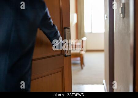 Aufnahme in wenig Licht Hotelpersonal Handöffnung Hotelzimmer.Reisekonzept Stockfoto