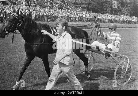 Derby für Trotter 1969 zur Duempt Ehre von Jan Wagenaar jr. Mit seinem Pferd Henri Buitenzorg Datum: 3. August 1969 Ort: Wassenaar, Zuid-Holland Schlüsselwörter: Trab- und Rennpersonenname: Wagenaar, Jan Stockfoto