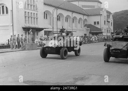 Parade in Medan von III - 3 Regiment Infanterie Humber Scoutcars der 1. Eskadron Armoured Cars Annotation: Der Filé wird von General P. Scholten ( Kommandeur Z-Brigade) genommen Datum: Juli 1947 Ort: Indonesien, Medan, Niederländische Ostindien, Sumatra Stockfoto