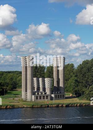 Die Velsertunnel-Belüftungstürme, die Luft zu einem Straßentunnel am Nordufer des niederländischen Nordseekanals nahe dem Hafen von Amsterdam liefern. Stockfoto