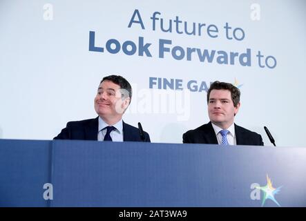 Finanzminister Paschalal Donohoe (links) und Peter Burke TD während einer Pressekonferenz, um die Steuerpläne Von Fine Gael im City Assembly House in Dublin festzulegen. Stockfoto