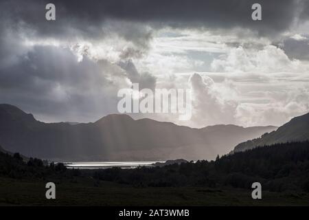 Stürmischer Himmel über Loch Duich mit Blick auf Glen Shiel in Richtung Morvich und den Gipfel von Beinn a'Chaoinich, Highland Region, Schottland Stockfoto