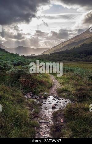 Stürmischer Himmel über Loch Duich mit Blick auf Glen Shiel in Richtung Morvich und den Gipfel von Beinn a'Chaoinich, Highland Region, Schottland Stockfoto