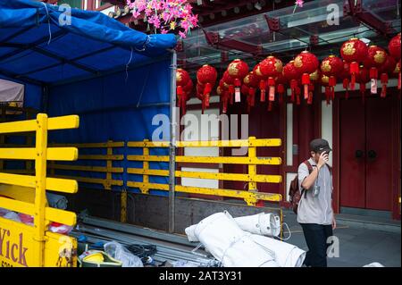 23.01.2020, Singapur, Republik Singapur, Asien - EIN Mann geht am Buddha-Zahnrelikus-Tempel im Chinatown-Viertel vorbei. Stockfoto