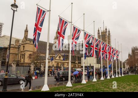 Westminster, Großbritannien. Januar 2020. Während das Vereinigte Königreich sich darauf vorbereitet, die EU zu verlassen, befinden sich viele Flaggen von Union Jack in Westminster, auf Der Mall und dem Parliament Square. Penelope Barritt/Alamy Live News Stockfoto