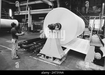 Van Gelder Papierfabriken in Velsen Arbeiten in der Fabrik mit großen Papierrollen Datum: 26. januar 1981 Standort: Noord-Holland, Velsen Schlüsselwörter: Arbeiter, Fabriken, Maschinen, Name der Papieranstalt: Trouw Stockfoto