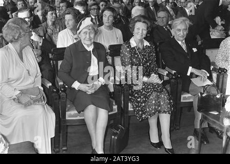 In Amsterdam verlieh Königin Juliana den Preis der niederländischen Literatur 1980 an Maurice Gilliams. Von links nach rechts Königin Juliana, Frau Gilliams, Prinzessin Beatrix und Maurice Gilliams. Datum: 4. Oktober 1980 Ort: Amsterdam, Noord-Holland Schlüsselwörter: Dichter, Preise persönlicher Name: Beatrix (Prinzessin der Krone Niederlande), Gilliams, Maurice Stockfoto