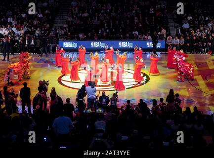 (200130) -- NEW YORK, 30. Januar 2020 (Xinhua) -- Tänzer treten während der chinesischen Kulturnacht auf, die von Brooklyn Nets in der Heimatarena Barclays Center des Teams in New York City, den Vereinigten Staaten, 29. Januar 2020 veranstaltet wird. (Xinhua/Wang Ying) Stockfoto