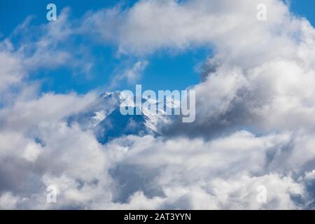 Mount Shasta blickte durch verstreute Winterwolken, Shasta-Trinity National Forest, Kalifornien, USA Stockfoto