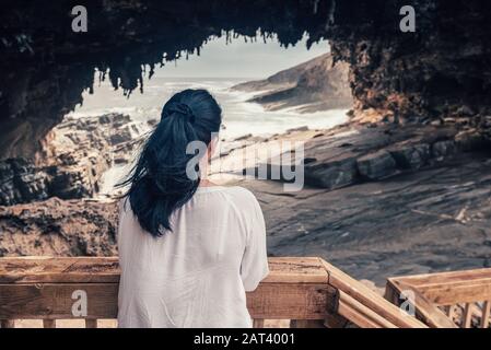 Frau, die den Blick über den Admirals Arch, Kangaroo Island, South Australia genießt Stockfoto