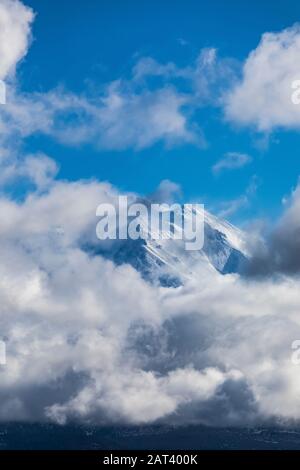 Mount Shasta blickte durch verstreute Winterwolken, Shasta-Trinity National Forest, Kalifornien, USA Stockfoto