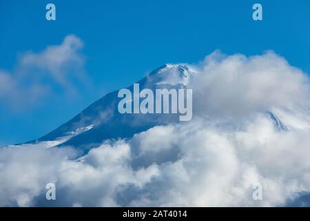 Mount Shasta blickte durch verstreute Winterwolken, Shasta-Trinity National Forest, Kalifornien, USA Stockfoto