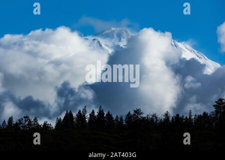 Mount Shasta blickte durch verstreute Winterwolken, Shasta-Trinity National Forest, Kalifornien, USA Stockfoto