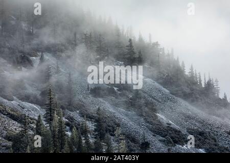 Black Butte in der Nähe des Mount Shasta mit Schnee und verstreuten Winterwolken, Shasta-Trinity National Forest, Kalifornien, USA Stockfoto