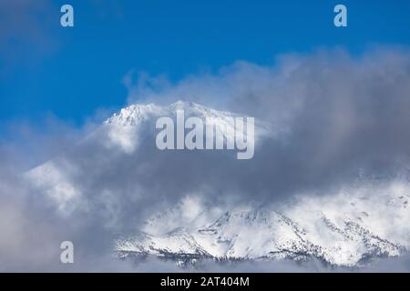 Mount Shasta blickte durch verstreute Winterwolken, Shasta-Trinity National Forest, Kalifornien, USA Stockfoto