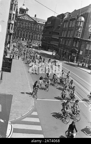 Fahrraddemonstration für ein autofreies Amsterdam In der Raadhuisstraat, links oben auf der Rückseite des Palastes am Staudamm Datum: 7. Juni 1975 Ort: Amsterdam, Noord-Holland Schlüsselwörter: Demonstranten, Demonstrationen, Fahrräder, Stadtbilder Stockfoto