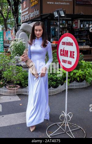 Junge Frau mit Blumenstrauß auf der Straße, Ho-Chi-Minh-Stadt, Vietnam Stockfoto