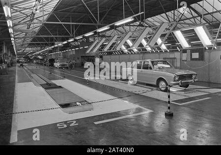 In Fordfabriek in der Nähe von Hembrug wird wegen Streiks in der englischen Fabrikhalle nicht gearbeitet Datum: 19. März 1969 Standort: Großbritannien Schlüsselwörter: Fabrik, Streikt persönlichen Namen: Ford: Nijs, Jac. De/Anefo Stockfoto