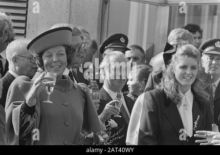 Im Einsatz Oosterscheldedam in Anwesenheit vieler Gäste, mit denen Delta-Arbeiten abgeschlossen sind; Beatrix bringt Eröffnungs-Toast, r: Sarah Ferguson, Ehefrau des englischen Prinzen Andrew Datate: 4. Oktober 1986 Schlüsselwörter: Delta Works persönlicher Name: Beatrix (Königin Niederlande), Ferguson, Sarah Institutionenname: Oosterscheldedam Stockfoto