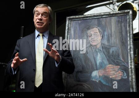 Nigel Farage bei der Enthüllung seines "MR Brexit"-Porträts des Künstlers Dan Llywelyn Hall im L'Escargot Restaurant in London. Stockfoto