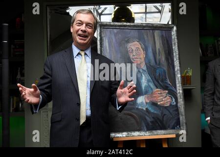 Nigel Farage bei der Enthüllung seines "MR Brexit"-Porträts des Künstlers Dan Llywelyn Hall im L'Escargot Restaurant in London. Stockfoto