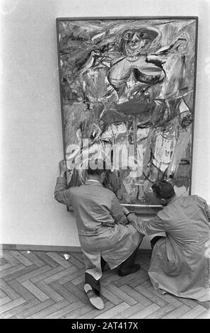 Gemälde von Willem de Kooning Im Stedelijk Museum eine Ausstellung mit Arbeiten von Willem de Kooning wird arrangiert. Mitarbeiter hängen die Gemälde auf Datum: 18. September 1968 Ort: Amsterdam, Noord-Holland Schlüsselwörter: Museen, Gemälde, Ausstellungen persönlicher Name: Kooning, Willem de Stockfoto