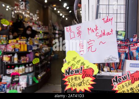 Ein Schild, das den ausverkauften Vorrat an Gesichtsmasken am Eingang eines Ladens in Hongkong ankündigt.Seit der Ausbreitung des Coronavirus liegt der Tod bei 170, infizierten Menschen mehr als 7.700 und 12.000 mehr unter Beobachtung. Stockfoto