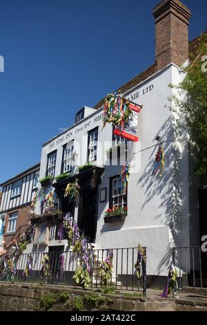 Das Pub Stag Inn in der Allerheiligenstraße ist mit Bändern und Laub dekoriert, während Jack in the Green May Weekend, Hastings, East Sussex, Großbritannien Stockfoto