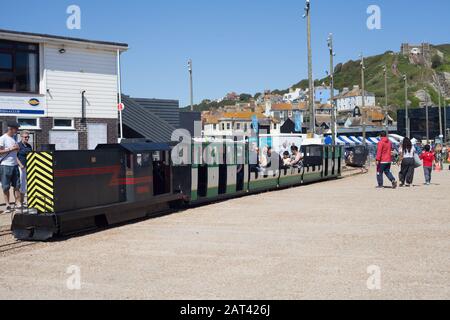 Die Miniatureisenbahn Hastings wurde 1948 eröffnet. Sie verläuft eine halbe Meile zwischen Rock-A-Nore und Marina Parade, East Sussex, Großbritannien Stockfoto