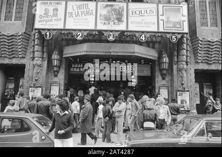 Zuschauermengen im Tuschinski-Kino in der Reguliersbreestraat in ...