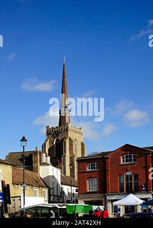 Stowmarket, Großbritannien - 9. Januar 2020: Blick auf die St. peter's und St Mary's Kirche vom Marktplatz in Stowmarket, Suffolk Stockfoto