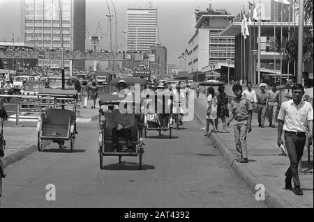 Indonesien, Jakarta, Straße mit Krickcoat Datum: 20. August 1971 Ort: Indonesien, Indonesien, Jakarta Schlüsselwörter: Bevölkerung Stockfoto