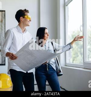 Zwei professionelle Architekten diskutieren über ein zukünftiges Projekt. Stockfoto