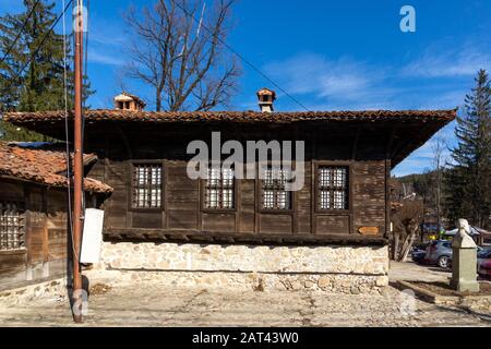 Koprivshtitsa, BULGARIEN - 25. JANUAR 2020: Typische Straße und alte Häuser in der historischen Stadt Koprivshtitsa, Region Sofia, Bulgarien Stockfoto