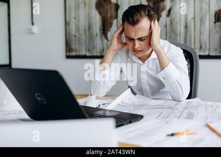 Frustriert betonte business Mann in einem Büro Stockfoto