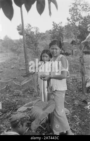 Fotobericht Kebon Selada en Kota Batoe (2. Und 3. cie von 4-10 R.I. und 3 grGr) indonesische Kinder Datum: Dezember 1946 Ort: Indonesien, Niederländische Ostindien Stockfoto