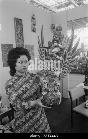 Indonesischer Markt Pasar Malam in Amsterdam RAI; Dame mit indonesischem Kunstwerk Datum: 13. Juni 1974 Schlagwörter: Kunstwerke, Markts Institutionenname: Pasar Malam Stockfoto