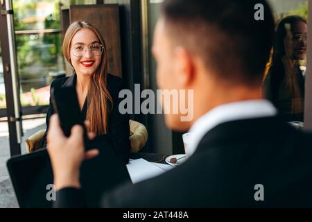 Portrait einer schönen, blonden Frau in einer Brille .- Bild Stockfoto