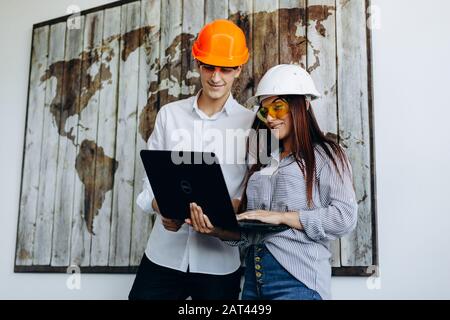 Junge Architekten, die im Büro an einem Laptop arbeiten Stockfoto