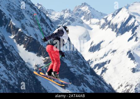 Akrobatischer Sprung auf die Skier in der Winterlandschaft Stockfoto