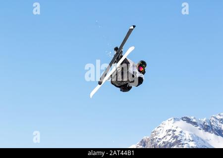 Akrobatischer Sprung auf die Skier in der Winterlandschaft Stockfoto