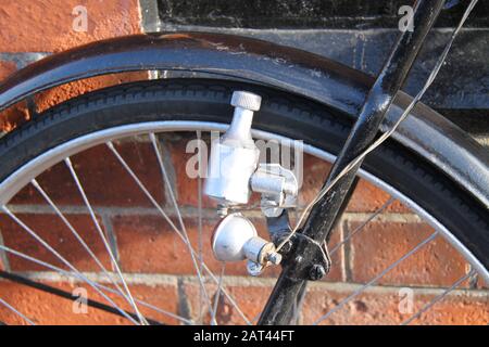 Eine Vintage Electric Generating Bicycle Dynamo Light Unit. Stockfoto