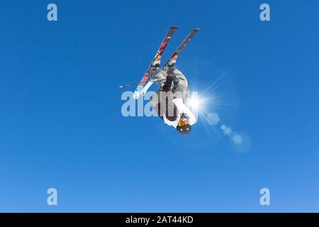 Akrobatischer Sprung auf die Skier in der Winterlandschaft Stockfoto