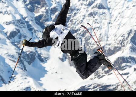 Akrobatischer Sprung auf die Skier in der Winterlandschaft Stockfoto