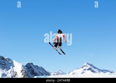 Akrobatischer Sprung auf die Skier in der Winterlandschaft Stockfoto