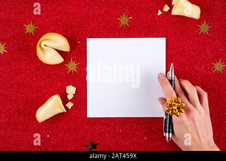 Draufsicht über den Weihnachtsbrief in Weihnachtsmannhand. Stockfoto