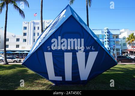 Miami, FL -28 JAN 2020 - Blick auf das Schild "Superbowl LIV 54" in der Nähe der FOX Broadcast-Studios in Miami Beach, das am 2. Februar 2020 im Hard Rock stattfinden wird Stockfoto