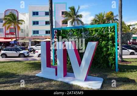 Miami, FL -28 JAN 2020 - Blick auf das Schild "Superbowl LIV 54" in der Nähe der FOX Broadcast-Studios in Miami Beach, das am 2. Februar 2020 im Hard Rock stattfinden wird Stockfoto