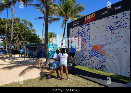 Miami, FL -28 JAN 2020 - Blick auf die Lego Masters Attraktion in den Superbowl LIV 54 FOX Broadcast-Studios in Miami Beach. Stockfoto